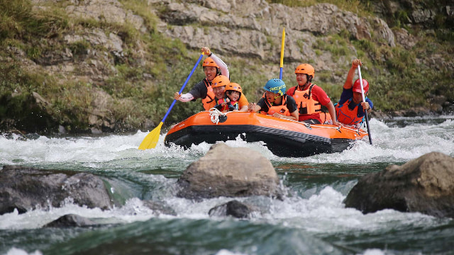 リバーパーク犬飼ラフティングの様子
